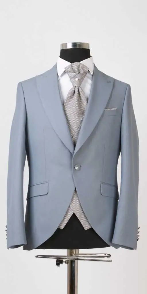 hellblauer anzug mit accessoires in silber