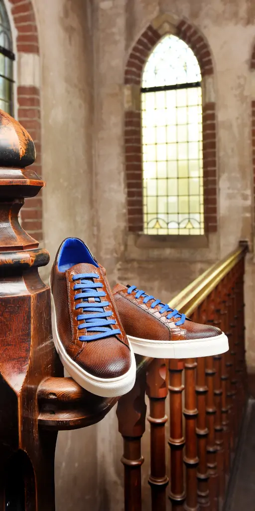 elegant sportliche herren schuhe sneakers in braun mit blauen akzenten